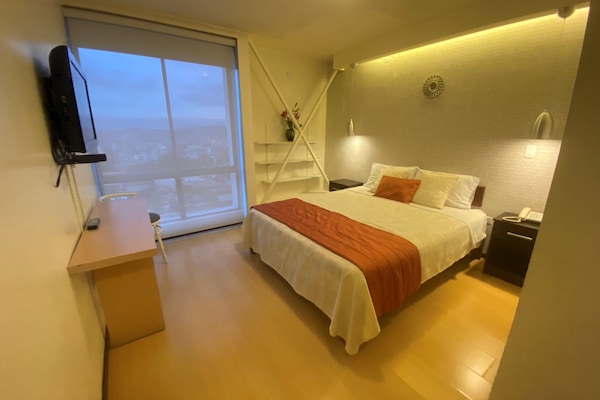 Dobbeltrom – standard | Safe på rommet, individuelt dekorert, individuelt innredet og skrivebord