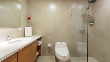 Un bagno moderno con un lavandino bianco, un WC e una cabina doccia in vetro.