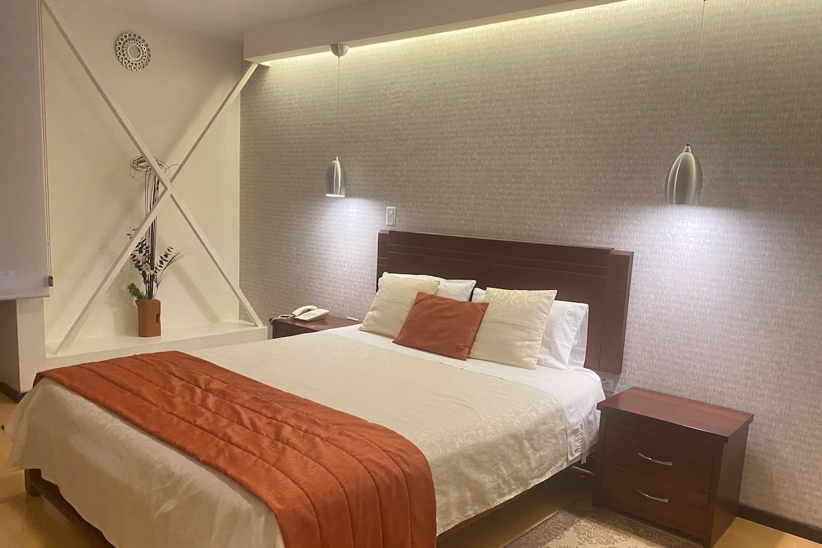 1 Schlafzimmer, Zimmersafe, individuell dekoriert