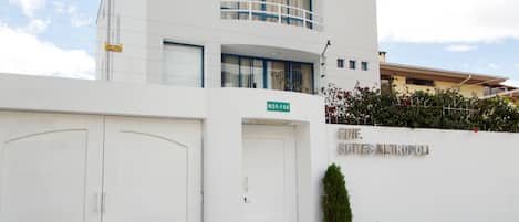 Vista frontal de la propiedad