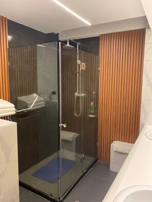 Comfort Suite, 2 Bedrooms | Bathroom | Shower, free toiletries, hair dryer, towels - Suites Metropoli (Quito)