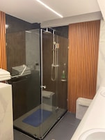 Ducha, artículos de tocador gratuitos, secador de pelo, toallas