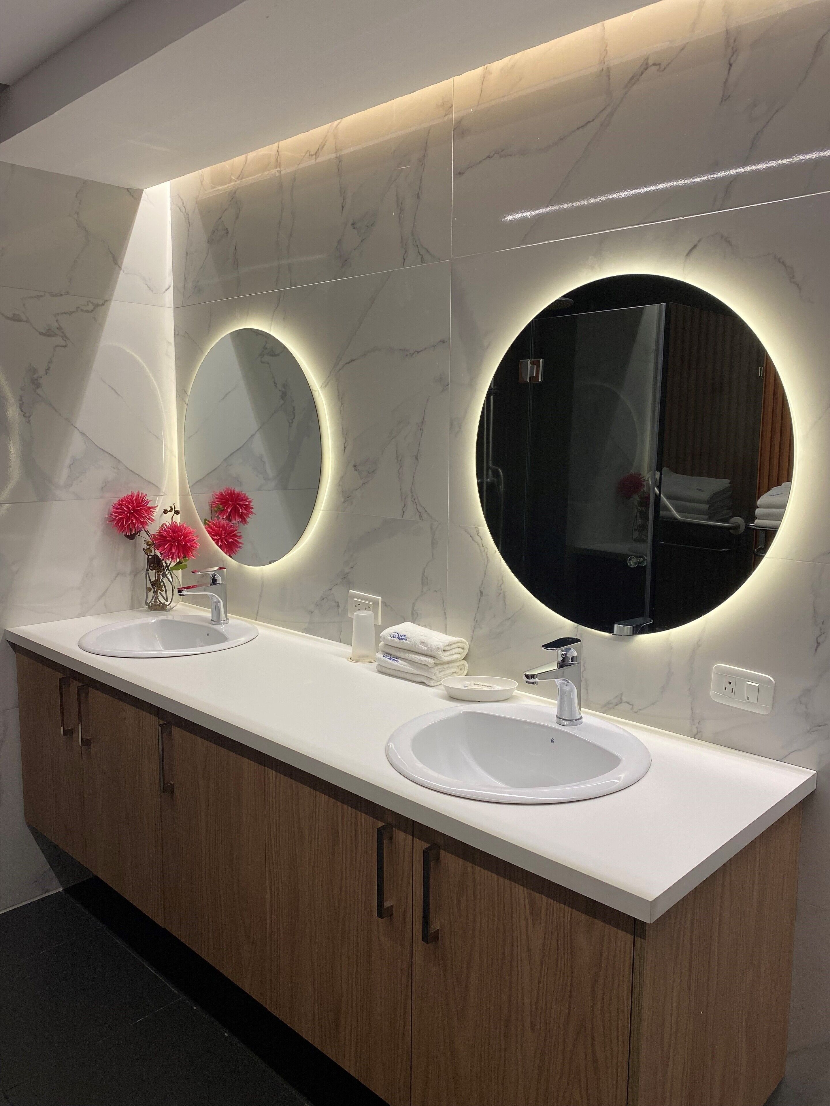 comfort suite, 2 bedrooms | bathroom | shower, free toiletries, hair dryer, towels