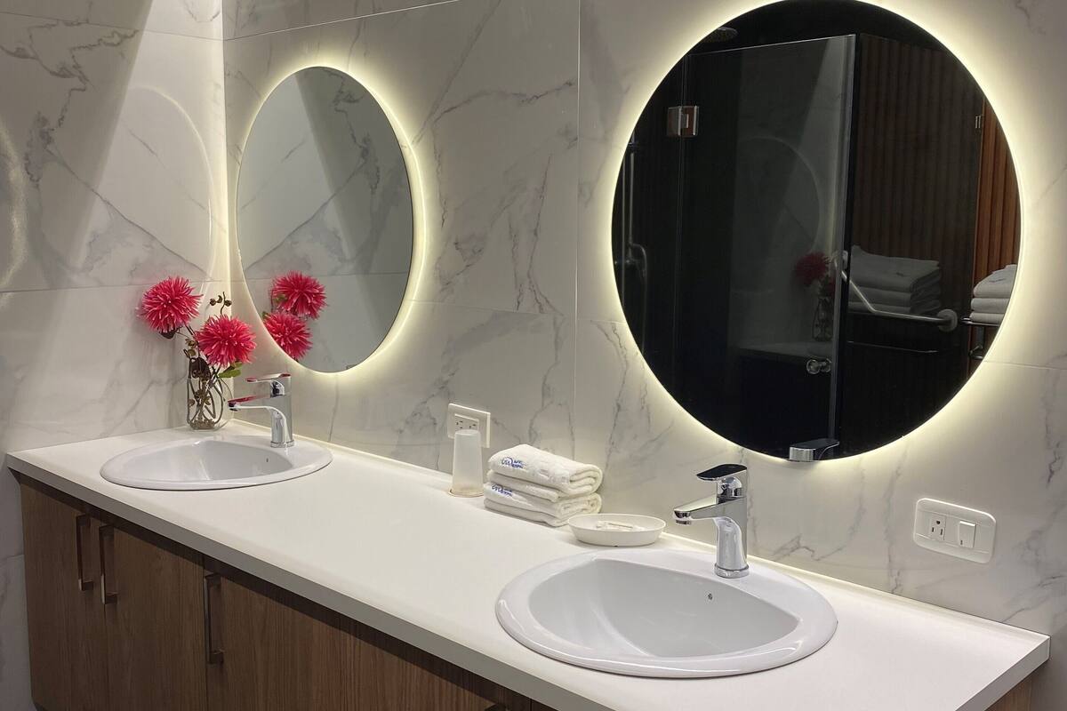 comfort suite, 2 bedrooms | bathroom | shower, free toiletries, hair dryer, towels