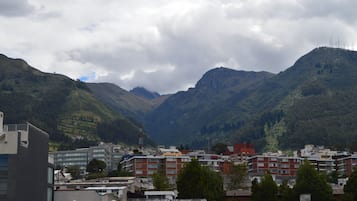 Un paisaje montañoso con edificios en primer plano.