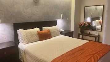 Suite | In-room safe, individually decorated, individually furnished, desk