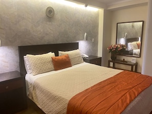 Suite | Coffre-fort, décor unique, ameublement unique, bureau