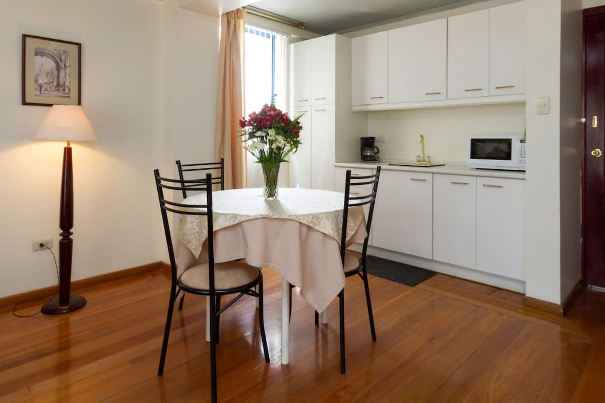 suite | in-room dining