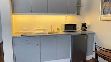 Comfort Studio Suite, City View | Private kitchen | Coffee/tea maker, electric kettle