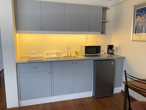 Comfort Studio Suite, City View | Private kitchen