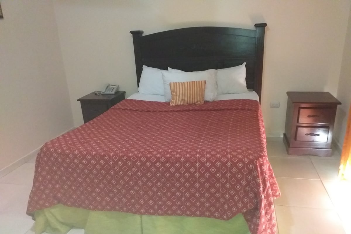Chambre Standard | Coffres-forts dans les chambres, Wi-Fi gratuit, draps fournis