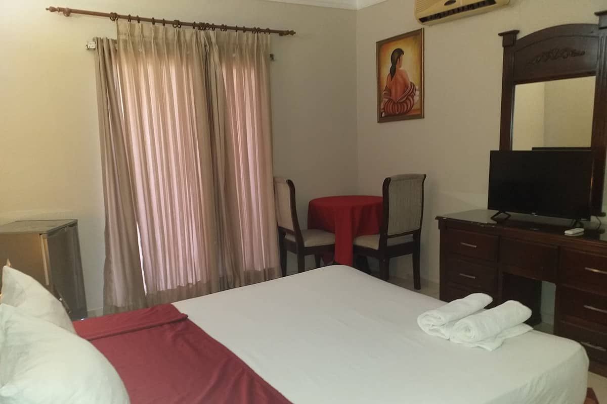 In-room safe, WiFi (free), bed sheets