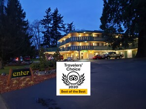 Front of property - evening/night - Robin Hood Inn & Suites (Victoria)