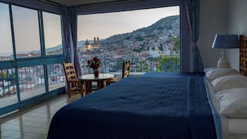 Caja de seguridad en la habitación y ropa de cama
