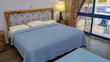 Triple Room (Marilyn Monroe) | In-room safe, bed sheets