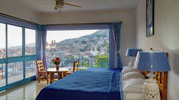 Superior Room | In-room safe, bed sheets