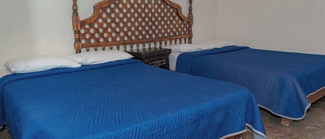 Standaard vierpersoonskamer | Een kluis op de kamer, beddengoed