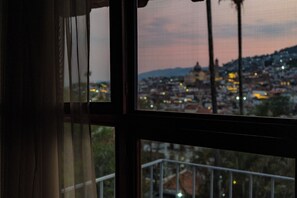 Superior Room | In-room safe, bed sheets - Hotel de la Borda (Taxco)