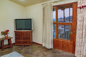 Superior Room | In-room safe, bed sheets - Hotel de la Borda (Taxco)