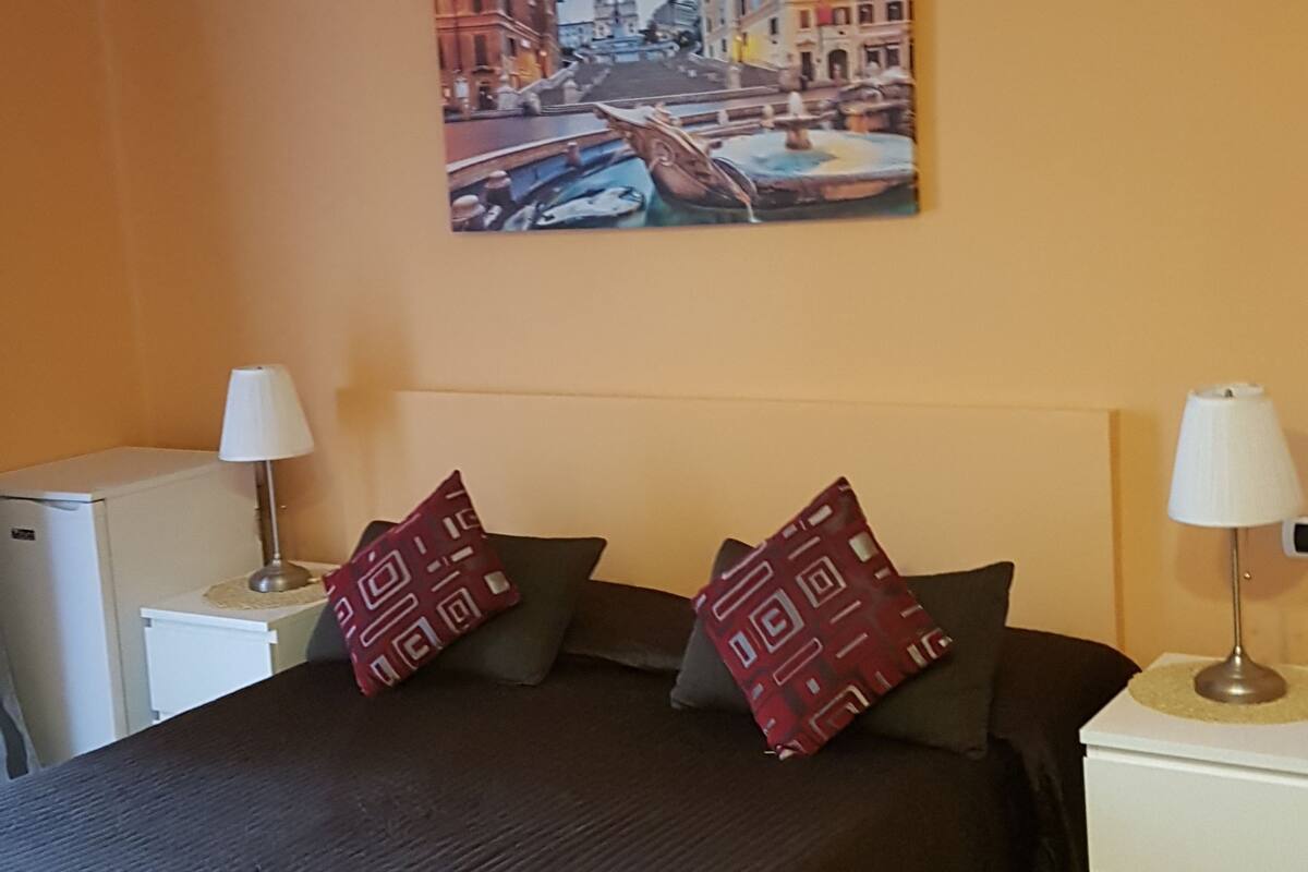Standard-Dreibettzimmer | Hochwertige Bettwaren, Daunenbettdecken, Zimmersafe, Schreibtisch