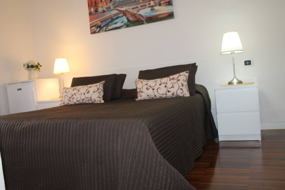 Standard-Vierbettzimmer | Hochwertige Bettwaren, Daunenbettdecken, Zimmersafe, Schreibtisch