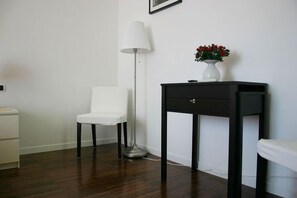 Premium bedding, down duvets, in-room safe, desk - B&B Le Fornaci (Rome)