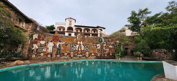 2 piscinas externas, funciona das 9h às 19h, guarda-sóis