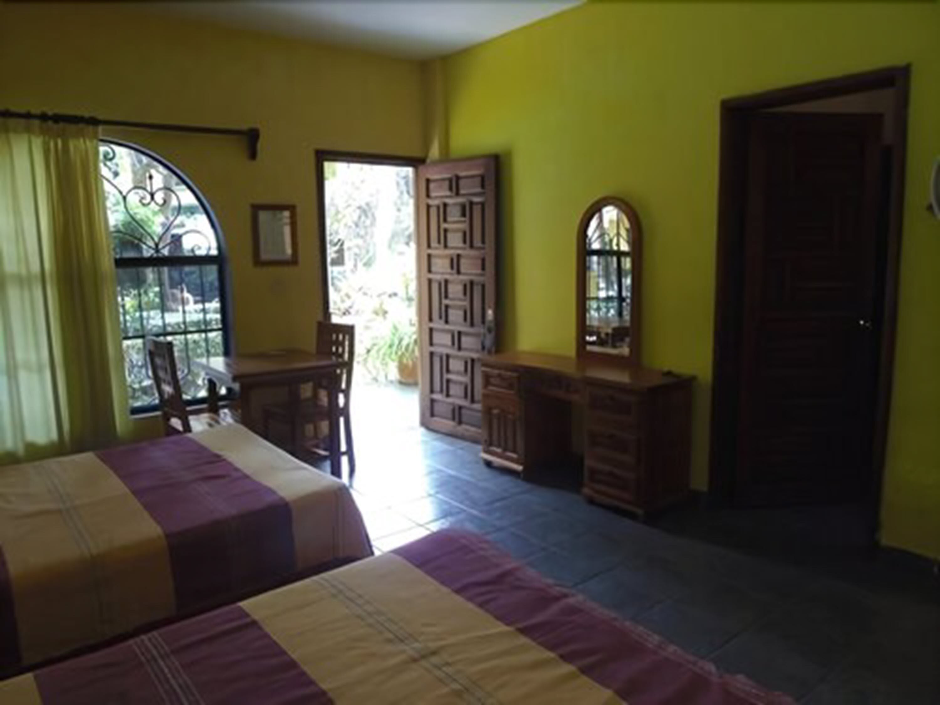 Habitación doble, 2 camas matrimoniales | Escritorio y wifi gratis 
