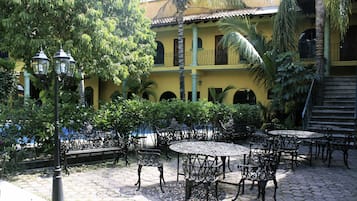 Se sirven desayunos, comidas, cenas y cocina regional