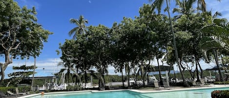 2 piscines extérieures, chaises longues