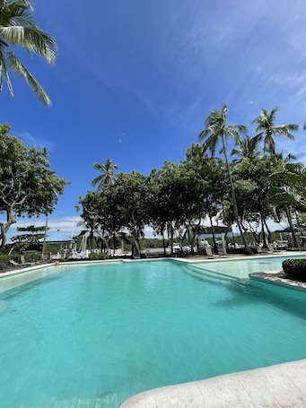 2 outdoor pools, sun loungers