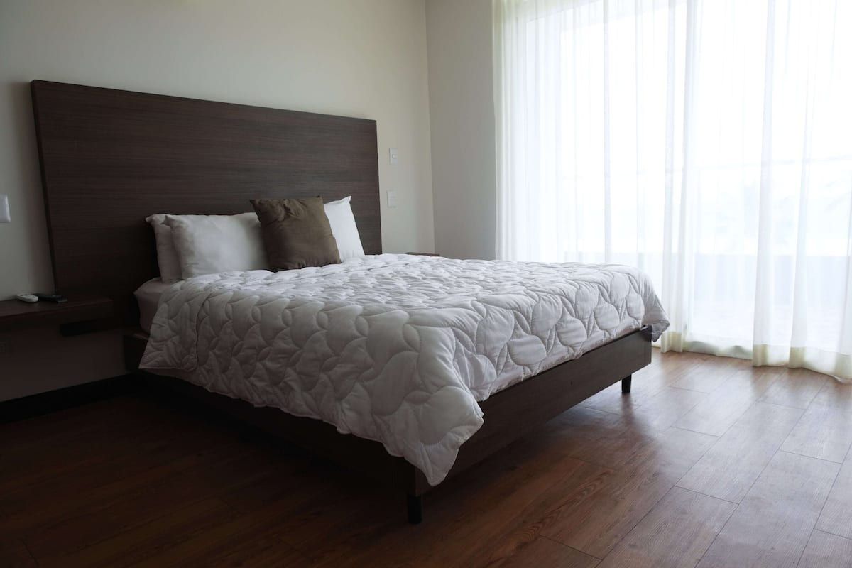 1 chambre, literie de qualité supérieure, ameublement personnalisé