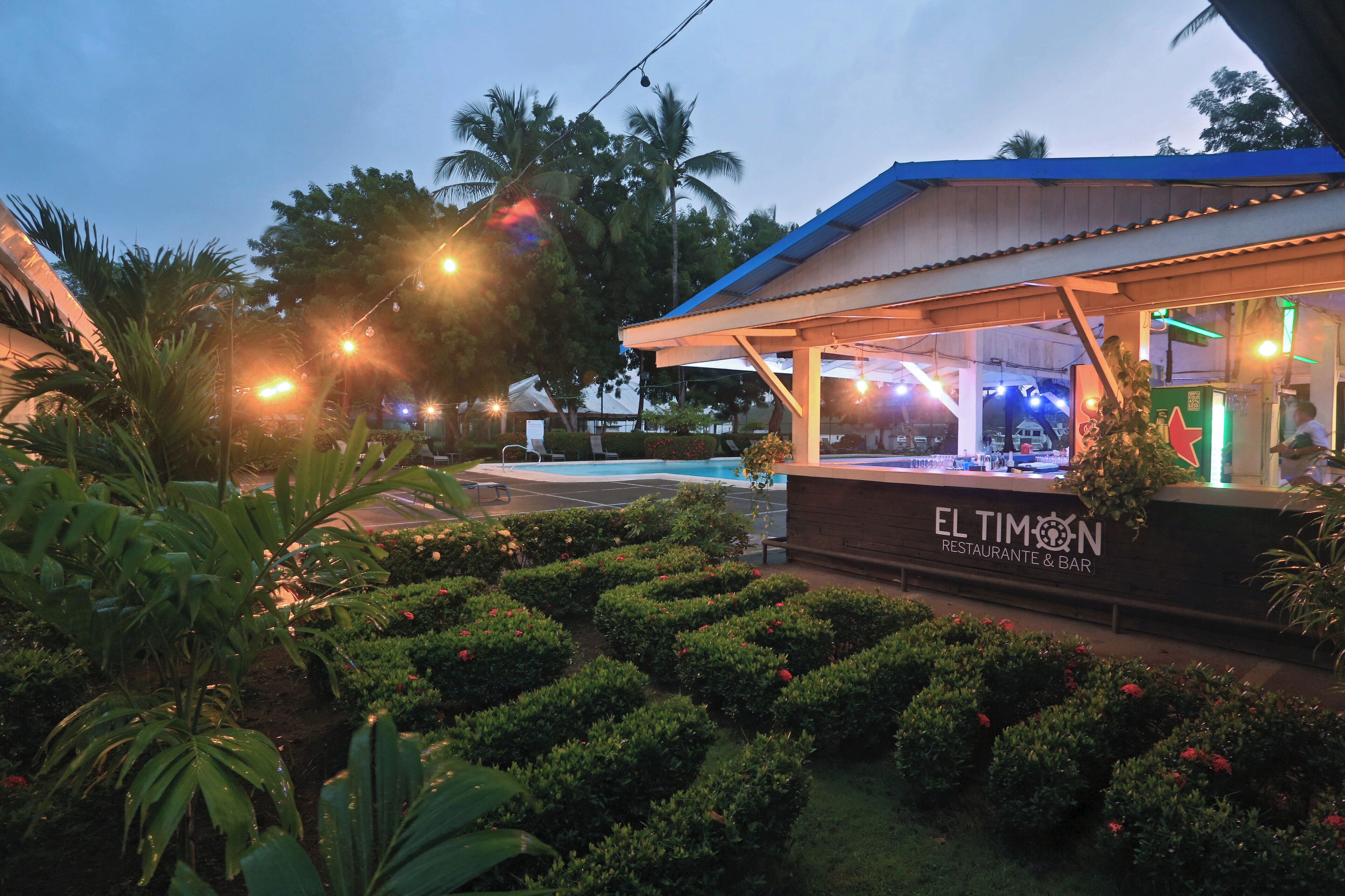 供應早餐、午餐和晚餐，游泳池景觀