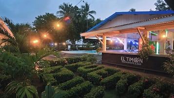Se sirven desayunos, comidas y cenas con vista a la alberca