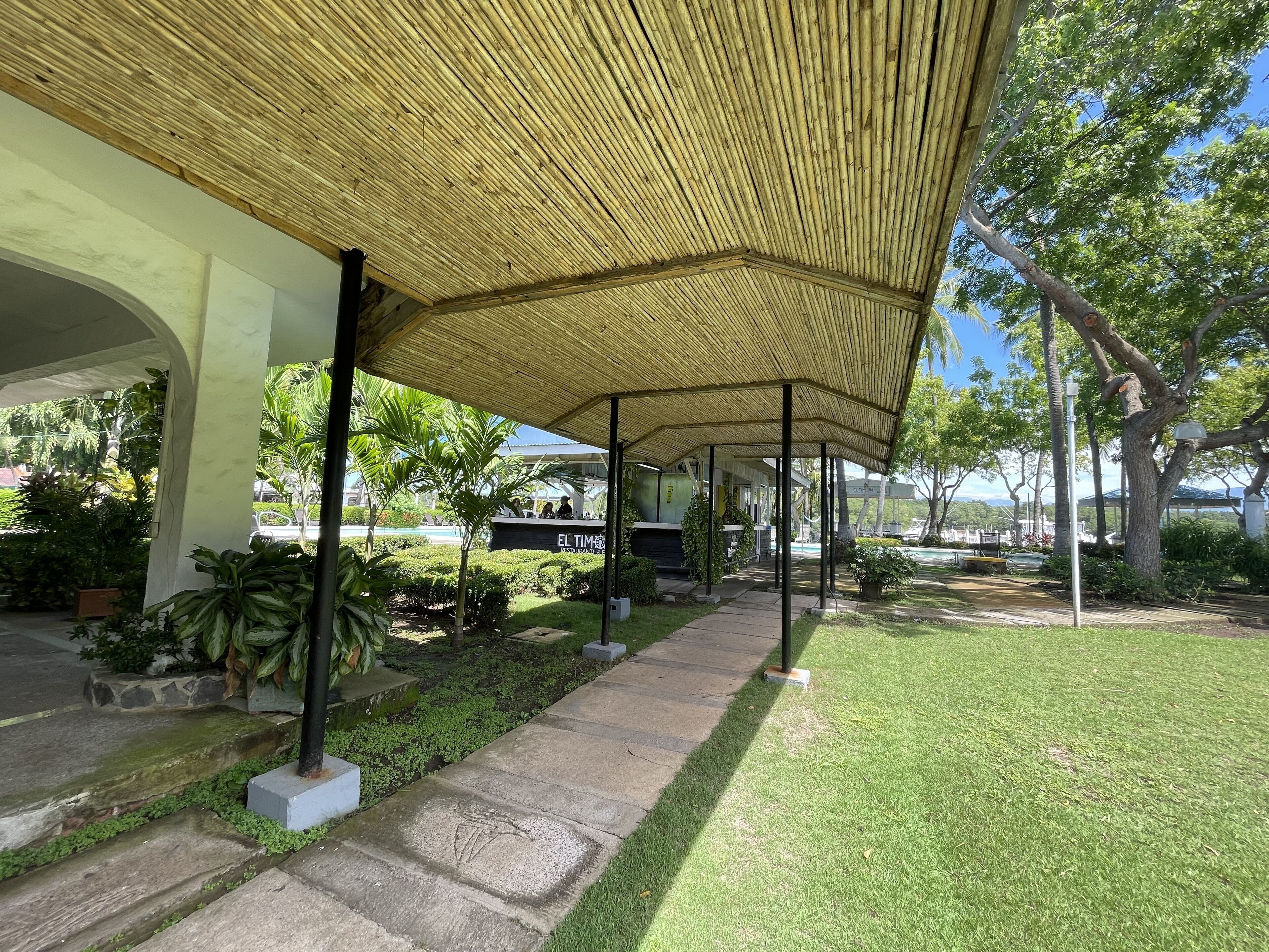 Frukost och lunch serveras, med utsikt mot poolen 