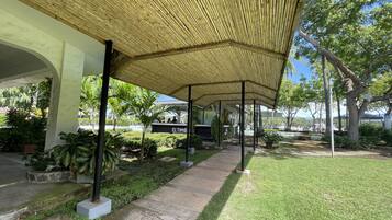 Frukost och lunch serveras, med utsikt mot poolen