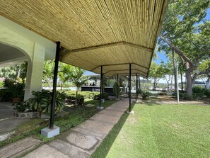 Se sirven desayunos, almuerzos y cenas (con vistas a la piscina) 