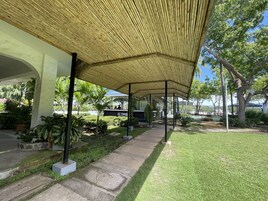 Serviço de café da manhã, almoço, jantar; vistas para a piscina