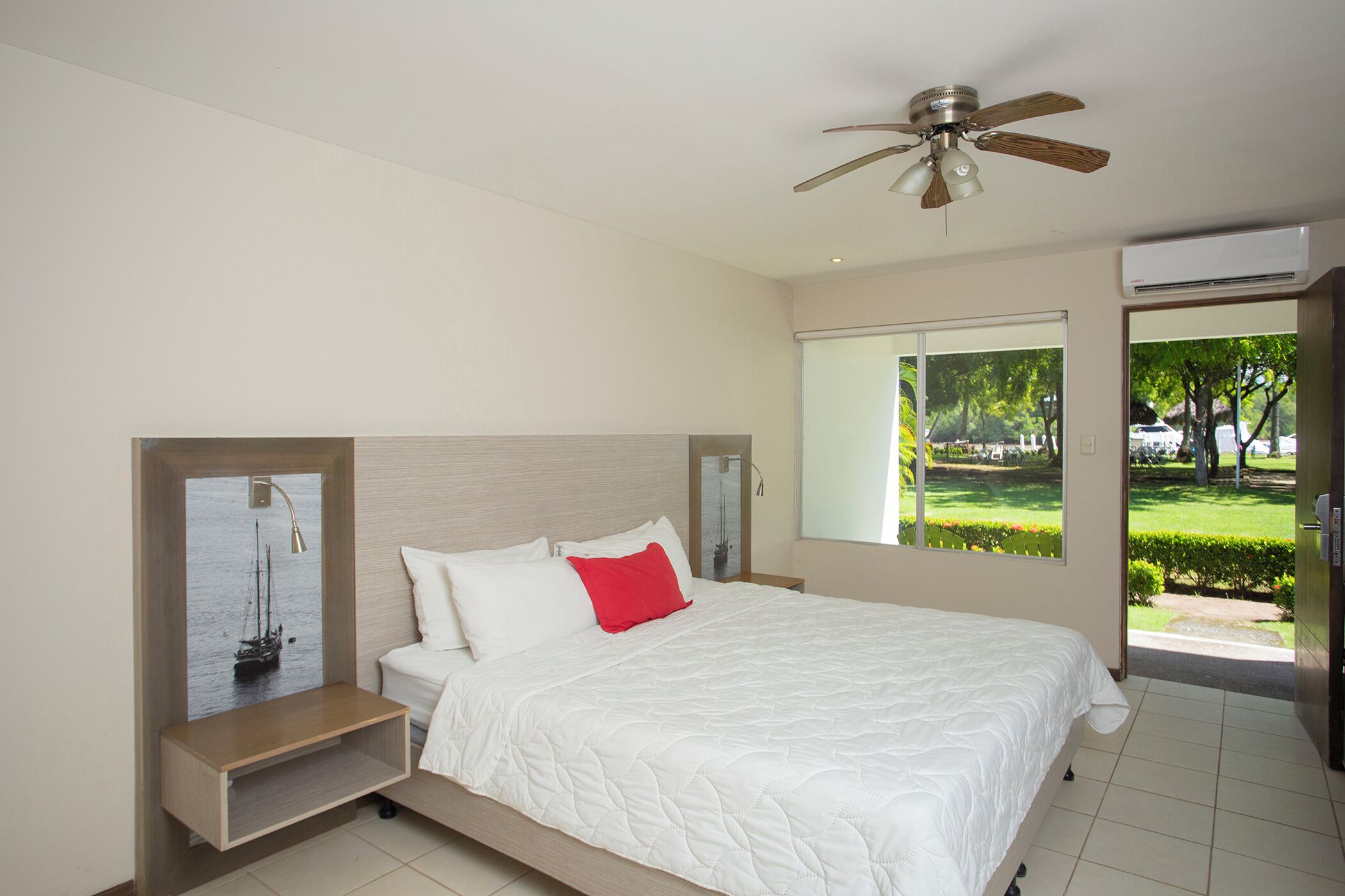 Standard Marina King | 高档床上用品、特色家居、办公桌、遮光窗帘