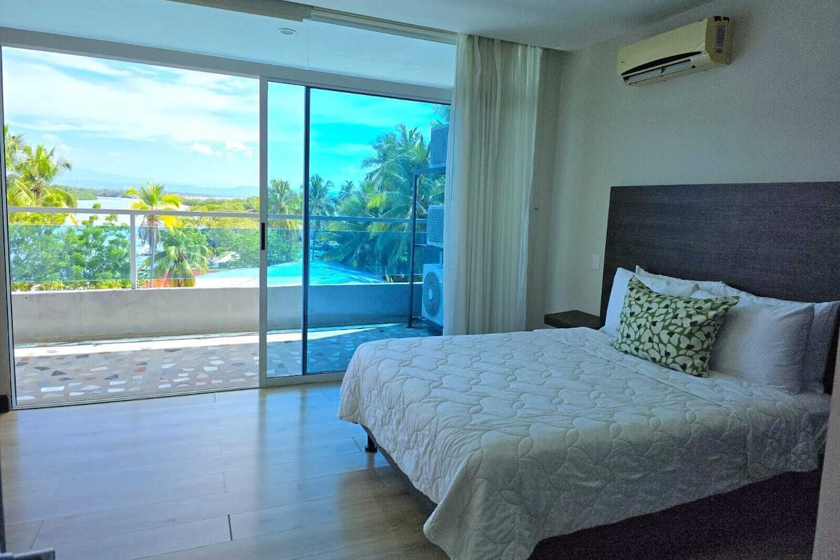 1 Bedroom Apartment with Balcony | Ropa de cama de alta calidad, mobiliario individual, escritorio