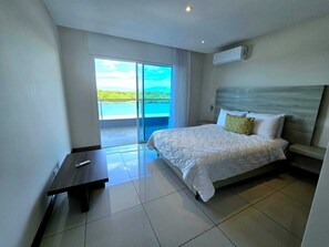 Apartamento deluxe, dos dormitorios con balcon | Premium bedding, individually furnished, desk, blackout drapes - Puerto Azul Hotel (Puntarenas)