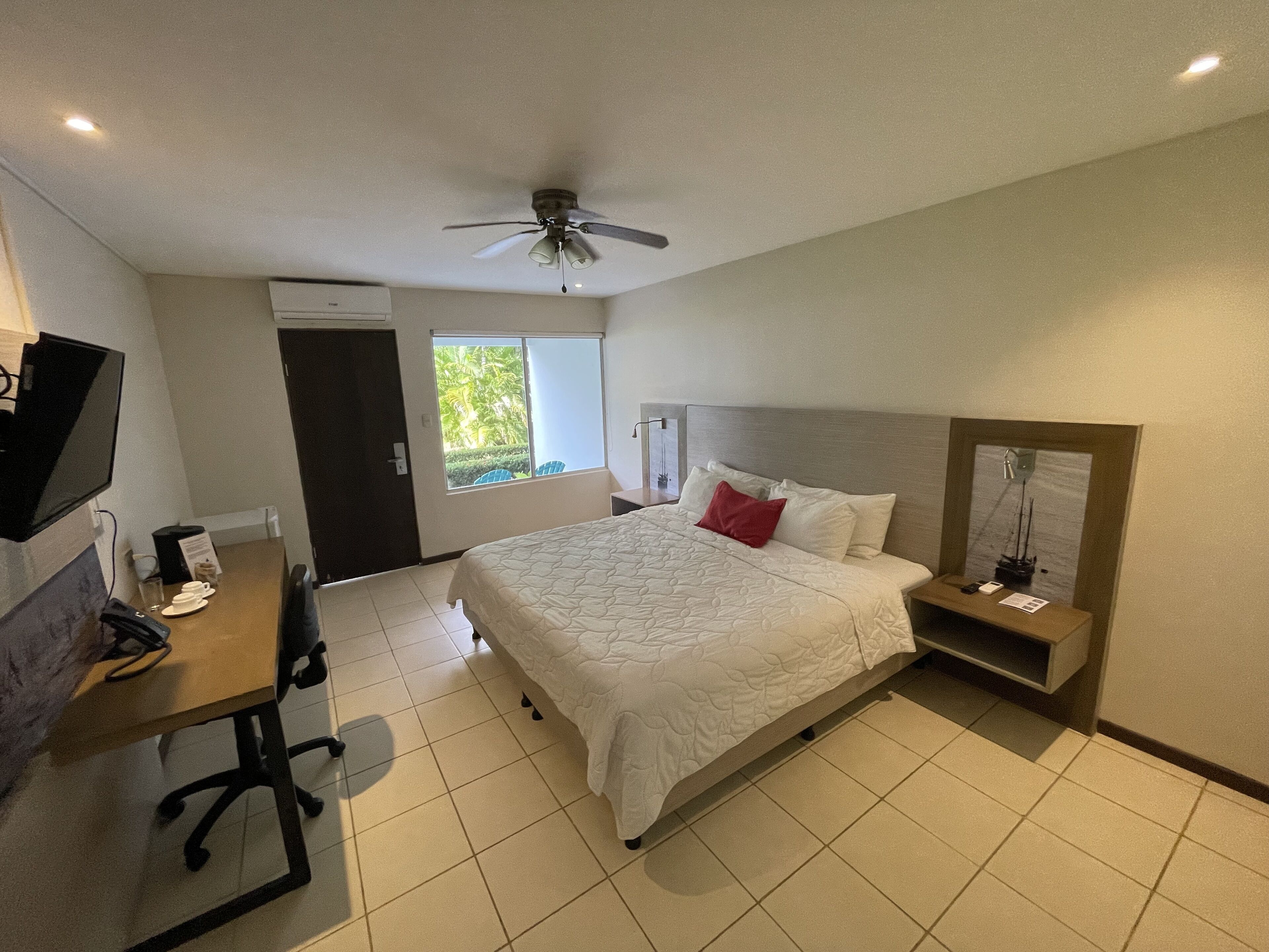 Habitación Marina King | Ropa de cama de alta calidad, muebles diferentes y escritorio 