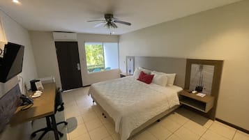 Habitación Marina King | Ropa de cama de alta calidad, muebles diferentes y escritorio