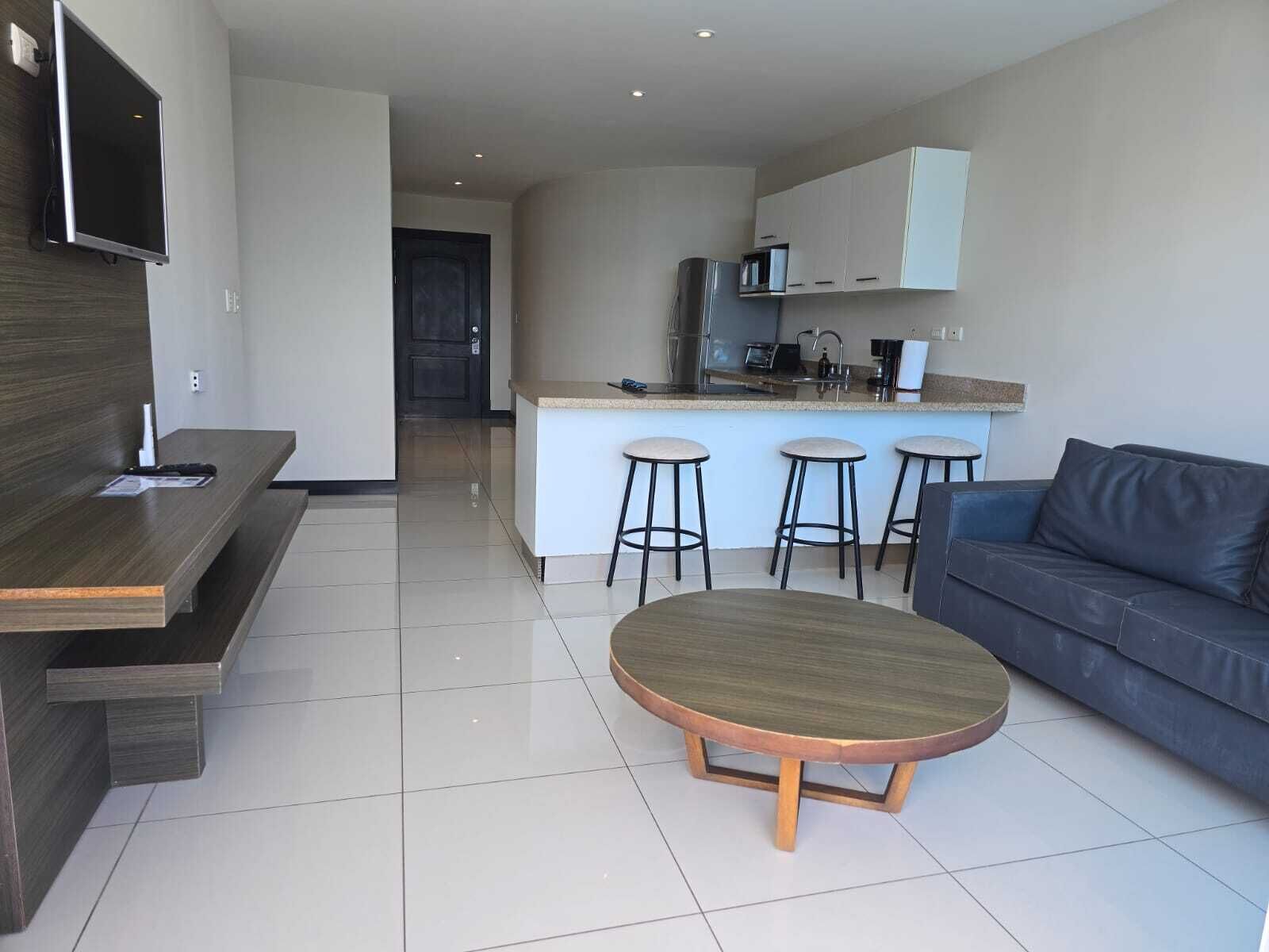 2 Bedroom Apartment with Balcony | 起居区 | 32-英寸等离子电视 （配备有线频道）、电视