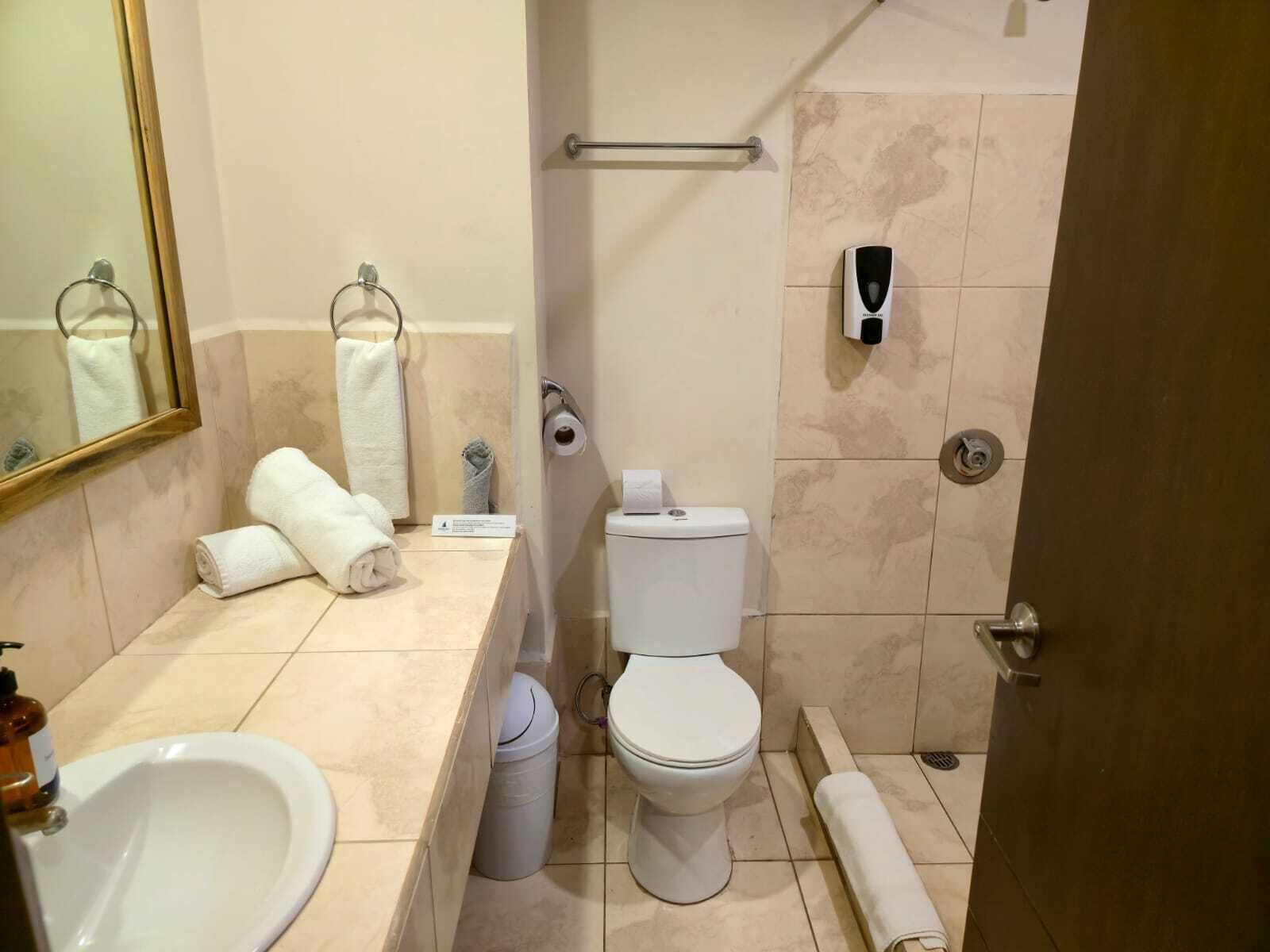 Habitación Marina King | Bad | Dusj, toalettartikler (inkludert), håndklær og såpe