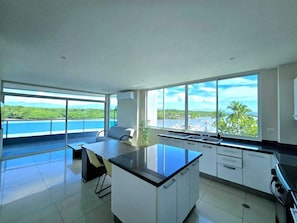 Apartamento deluxe, dos dormitorios con balcon | Private kitchen | Coffee/tea maker - Puerto Azul Hotel (Puntarenas)