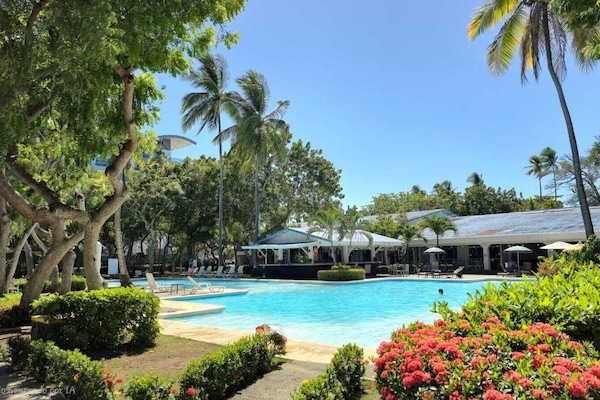 2 outdoor pools, sun loungers