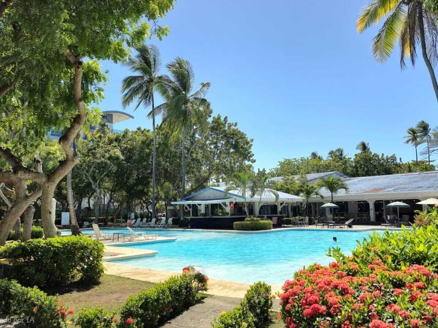 2 outdoor pools, sun loungers