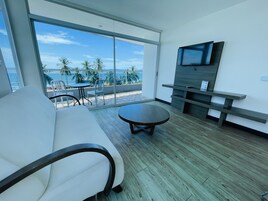 Apartamento deluxe, dos dormitorios con balcon | Área de estar | TV 32 polegadas com canais a cabo