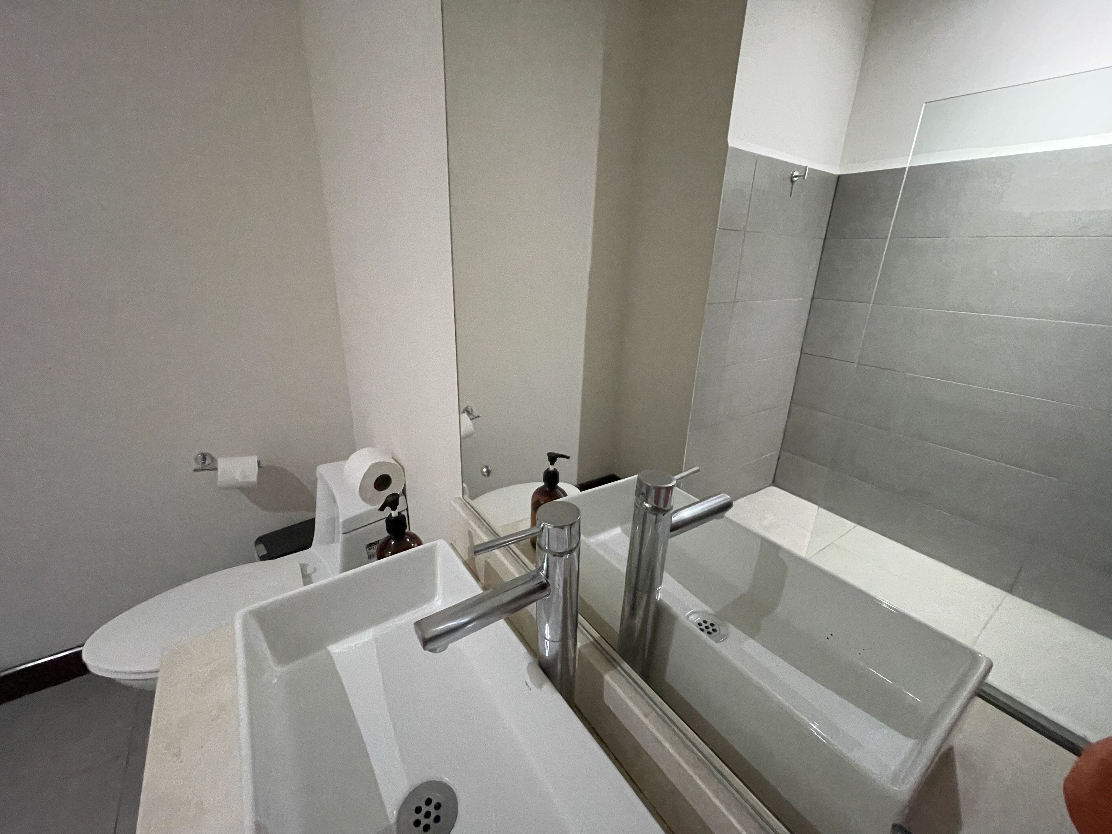 Apartamento deluxe, dos dormitorios con balcon | Bagno | Doccia, set di cortesia gratuito, asciugamani, sapone